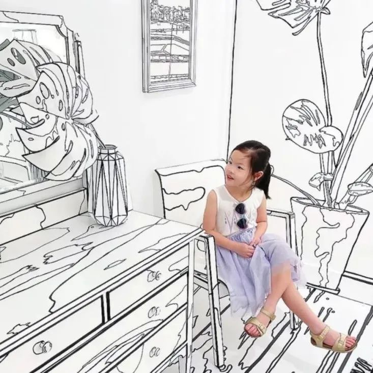 跌破眼球！她“画”了一个2维的屋子，人坐到里面突兀极了