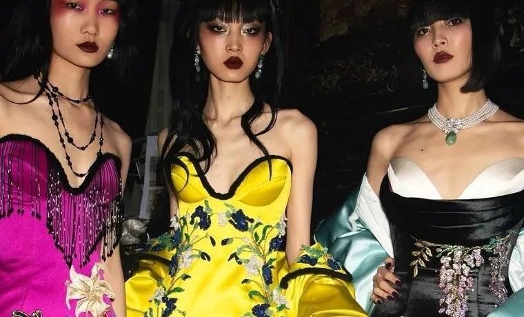 水晶珠片、花卉刺绣打造出​​​优雅复古的绝世名伶，将古典主义与高级工艺融入到鲜明的廓形中，来自韩国的高定品牌