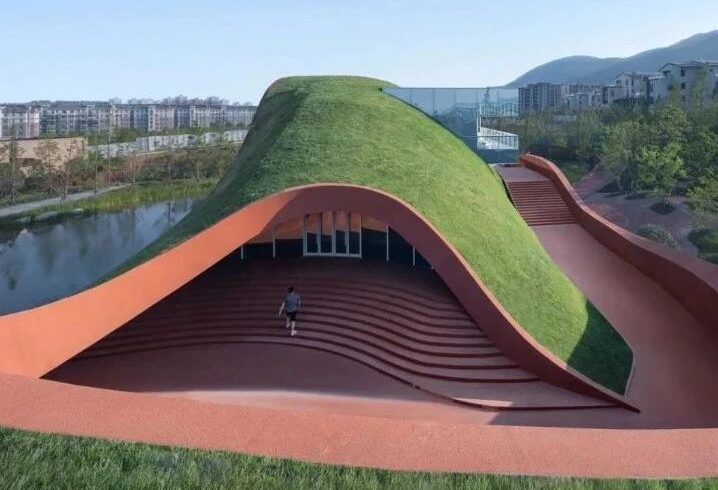 前及建筑将巢湖自然文化中心掩藏在起伏的混凝土景观之下