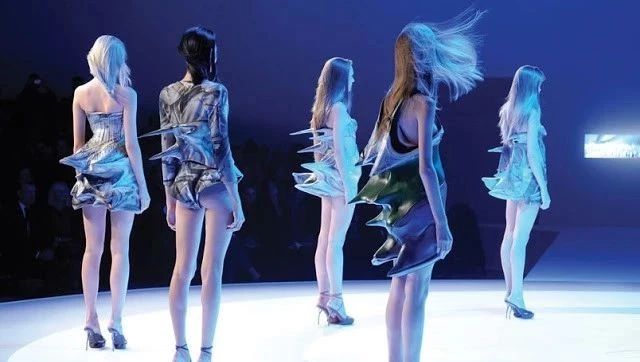 除了遇水即溶、无线遥控的衣服,他还敢用糖化玻璃和一万多块LED发光管做成裙装！