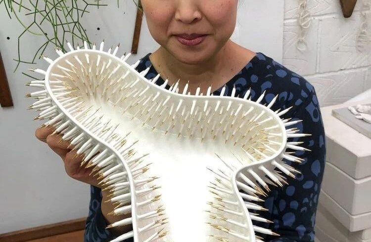 “魔性”陶瓷雕塑再现，看完她的作品，感觉自己都被扎疼了