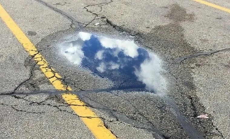 又被骗了！他在路边画了一个水坑，路人全都绕着走