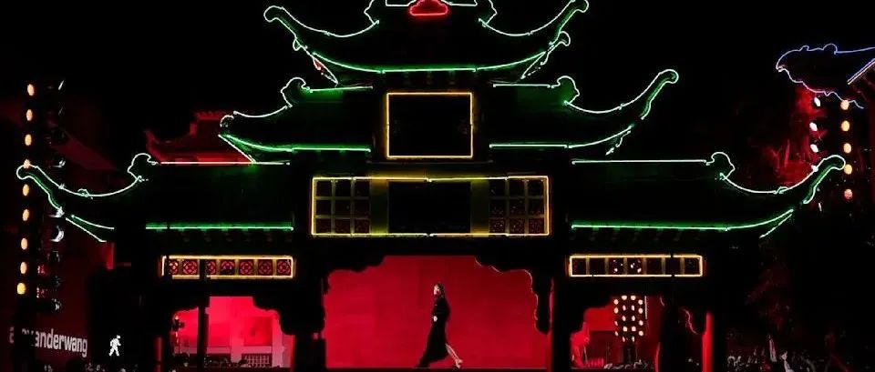 Alexander Wang 沉寂两年后首秀，洛杉矶中国城被一抹红覆盖，气氛拉满！一波“文化输出”，把传播玩法拿捏住了