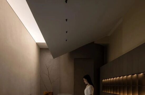 艾克建筑用不规则的几何体块，突出鲍满鲍鱼展示会馆空间的分量感