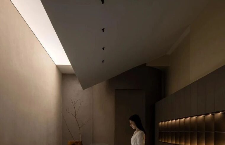 艾克建筑用不规则的几何体块，突出鲍满鲍鱼展示会馆空间的分量感