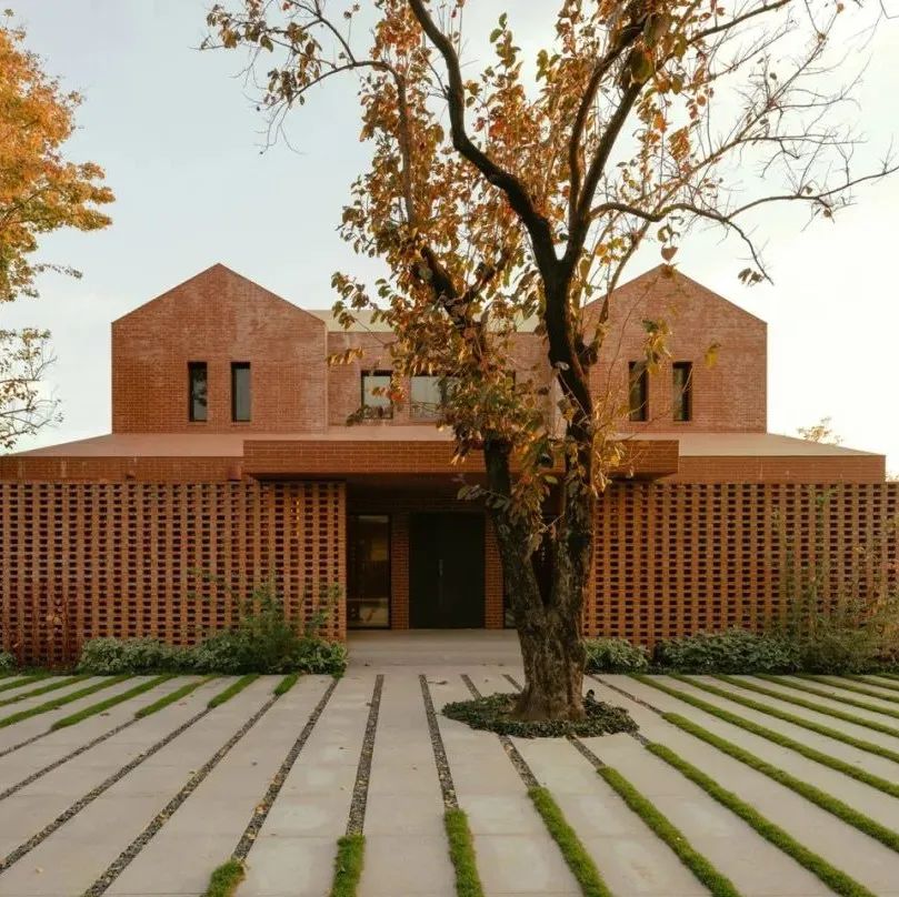 Kiki Archi 使用红砖包裹的精简体量，设计了这栋北京的花园住宅