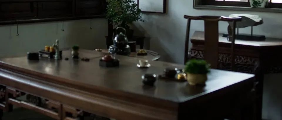 深居一室，闲读消夏。