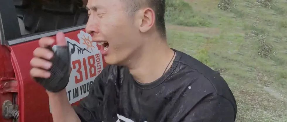 90后浙江小伙“像狗一样生活”，冰雹里打滚，脏话狂飙，网友爆哭：活着，就有希望