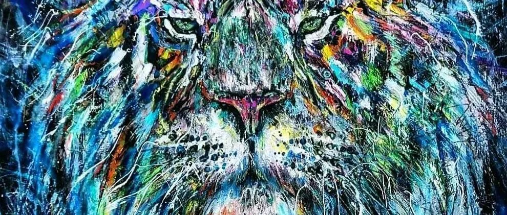 她在一幅画里，画了一万种颜色，连斑马和大象都变成彩虹色