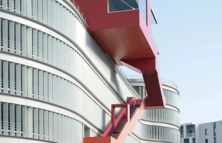法国停车楼的“红手臂”，俯瞰城市的观景台 / Hérault Arnod Architectures