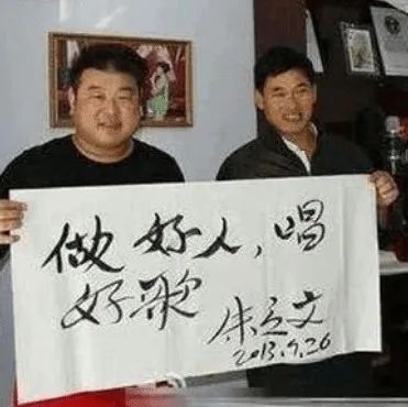 看着朱之文拿着自己写的字，突然觉得他好可怜：是书法还是涂鸦？