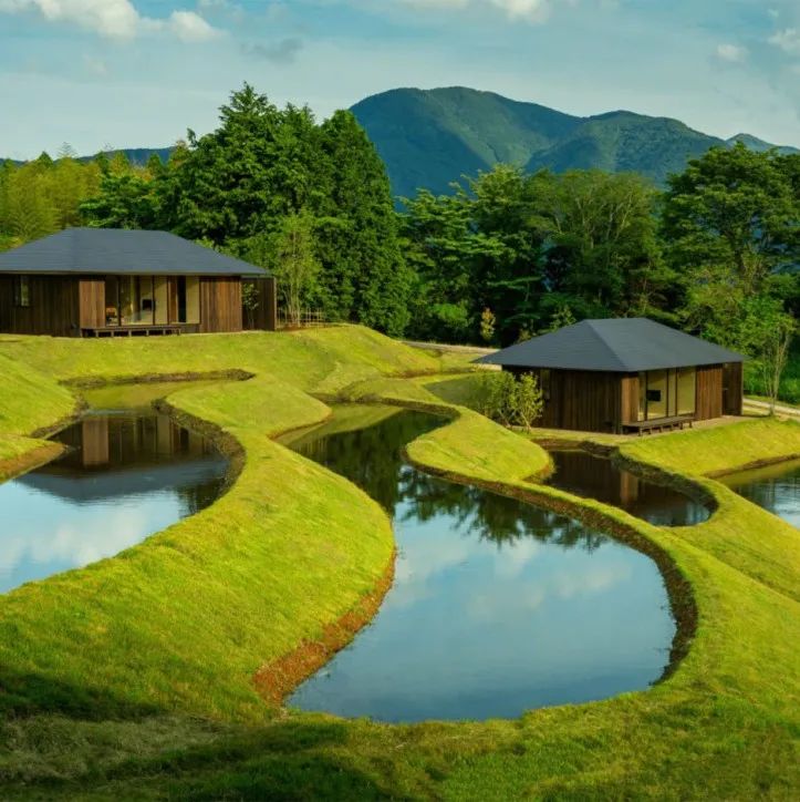 隈研吾新作｜星野新开业温泉旅馆，位于梯田山野间