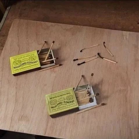 ​木板上的两盒火柴，一盒是画的，一盒是真的，你能分清吗？