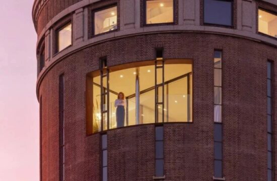 水塔爆改公寓楼，6层楼的顶层复式，有着360°全景观