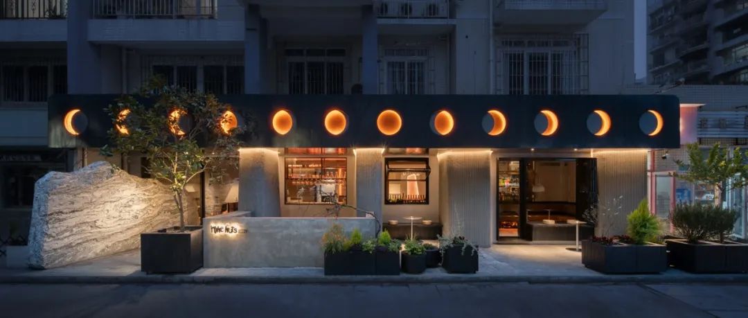 未韬建筑用如同巨石阵的柱状石块，为Wine Nuts 酒疯子营造原始粗旷感