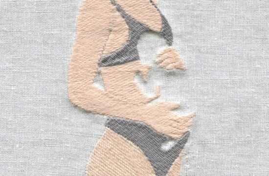 她把刺绣变成了艺术品，看似简单的作品，给人无限遐想