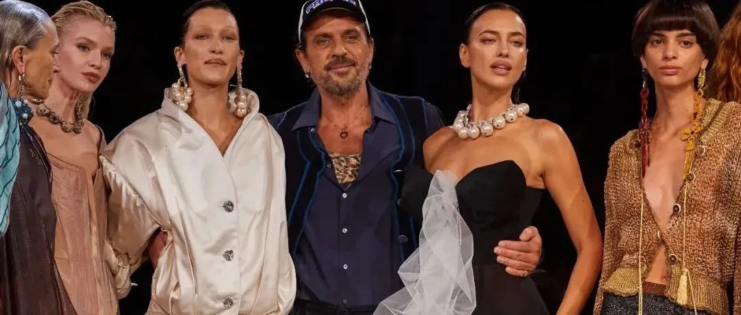 Vivienne Westwood“转型”了？！一场细节充满故事和戏剧性的优雅摇滚朋克大秀给你答案
