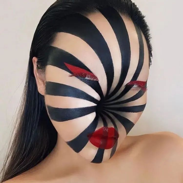 ​美女用自己的脸当画布，画出“骗人”的超现实画作，把人都看愣了