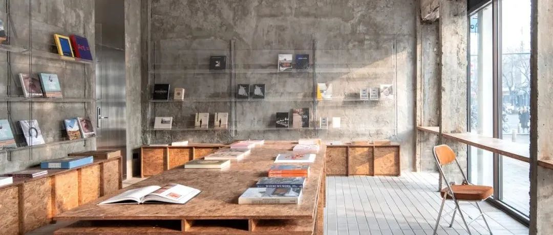 “山海四合by Jetlag Books”书店用质朴的设计材料，突出书的主角地位