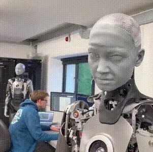 睁眼、耸肩、觉醒：人形机器人的吊诡与最终幻想