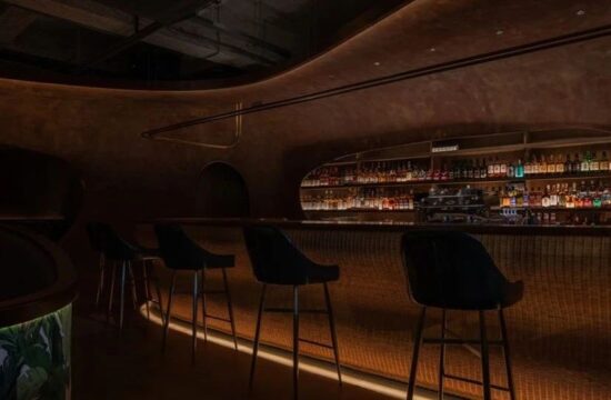 a9a建筑设计在萃坊 · CAFÉ G1内置入了一个锈红色的壳体