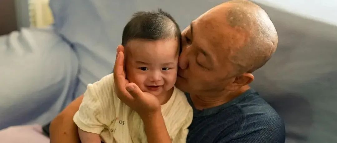 他被500个孩子叫“爸爸”，出家三年，挥金如土，却被指责：这是在纵容女性未婚先孕！