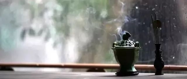 焚香听雨，尘里偷闲