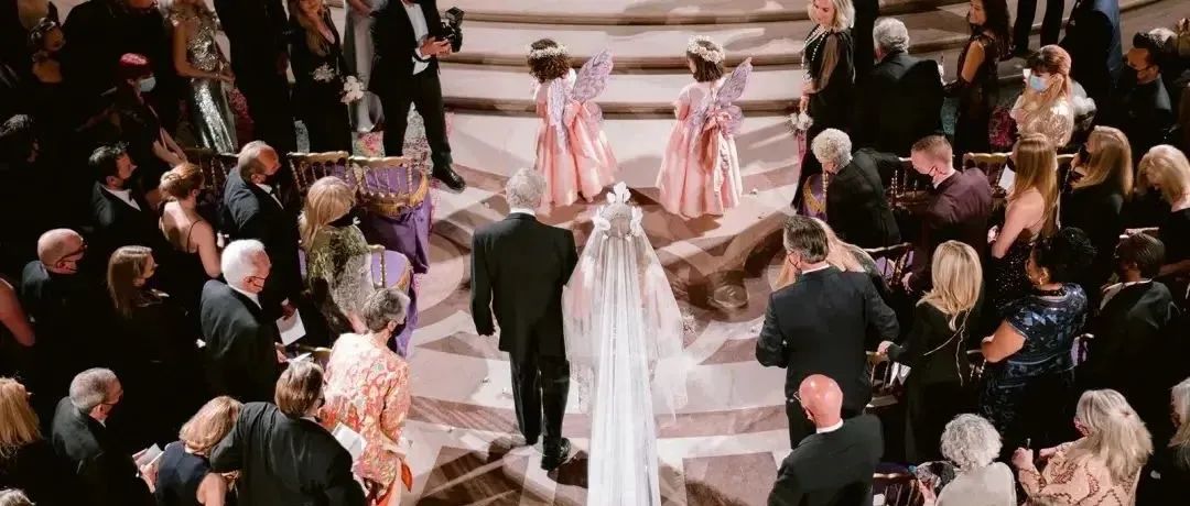 窥私欲大作祟，顶级配置婚礼是什么样？ John Galliano亲自设计婚纱、「后翼弃兵」女主做伴娘、Vogue全程跟拍采访！