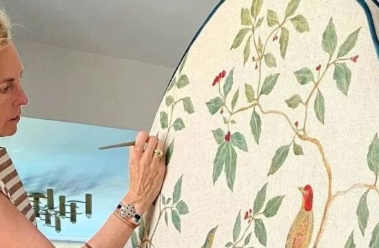 她靠在桌布上画画成了网红