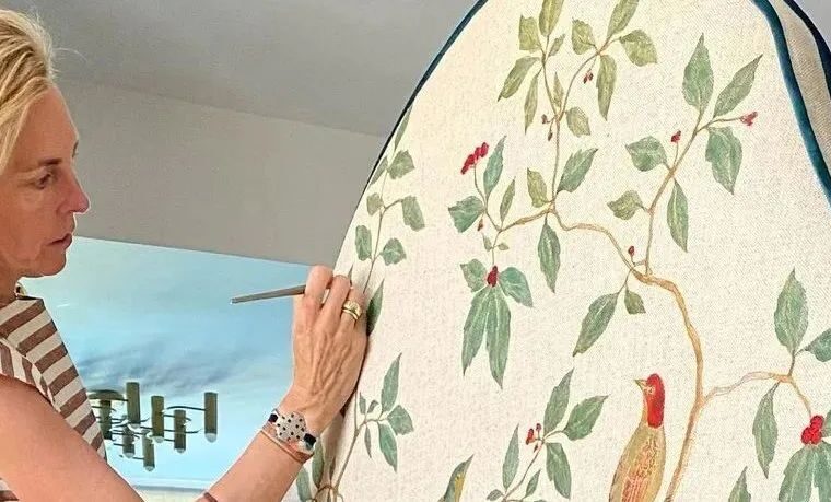 她靠在桌布上画画成了网红