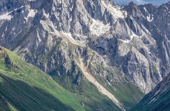 “谁砸了甘孜旅游的锅，我一定砸他饭碗。”